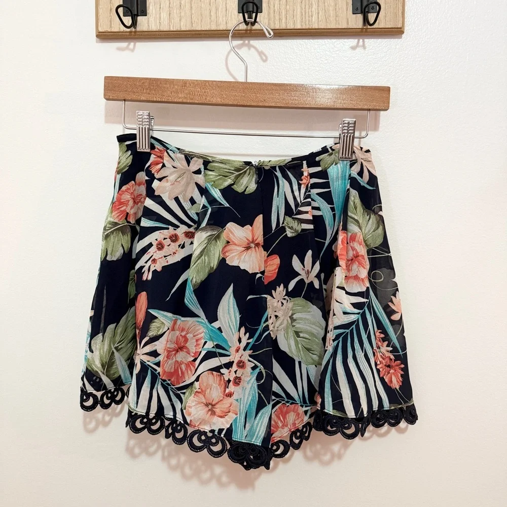 Top Apparel High Waisted Floral Pleated Shorts Small